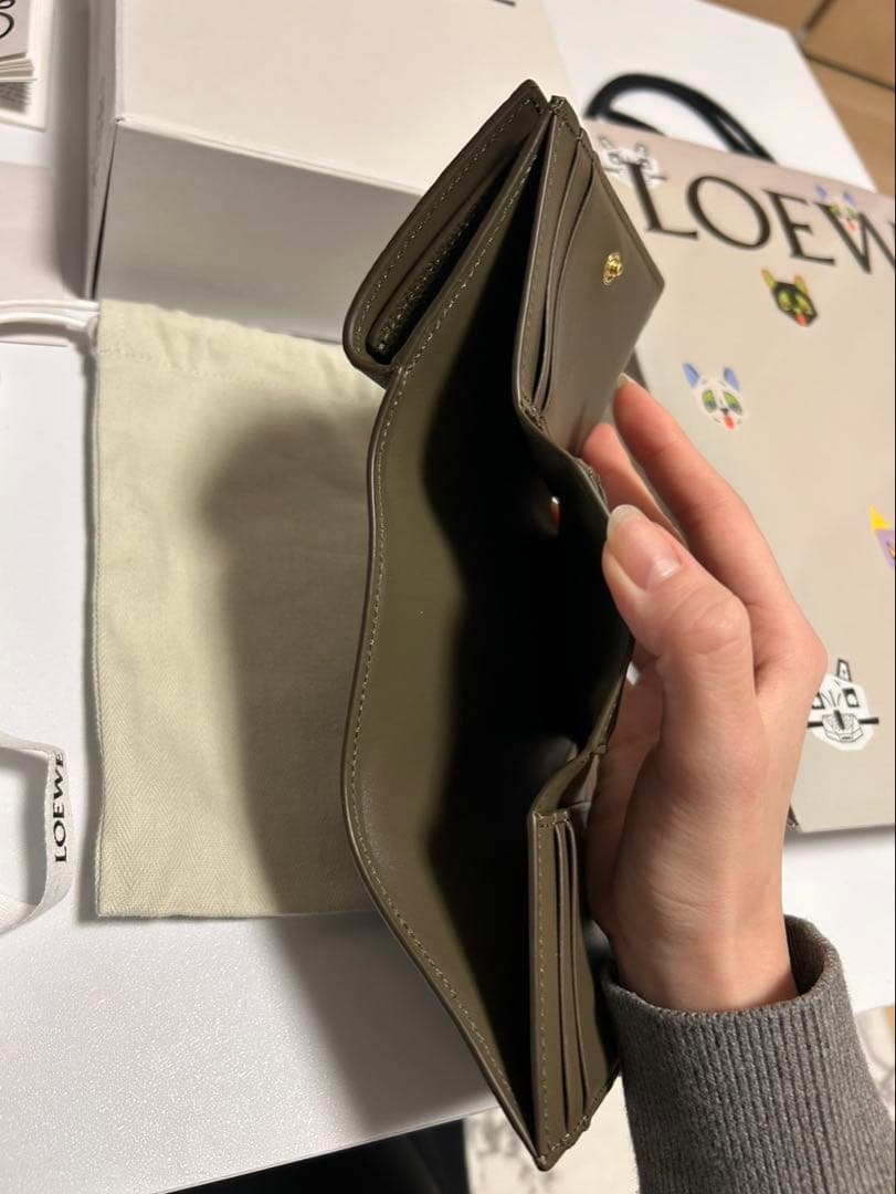 LOEWE オリーブグリーン 三つ折り財布