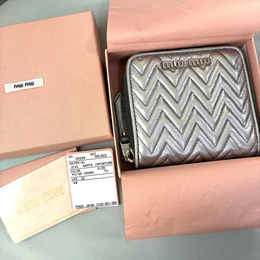 miu miu シルバー 二つ折り財布　5ML522 マテラッセ