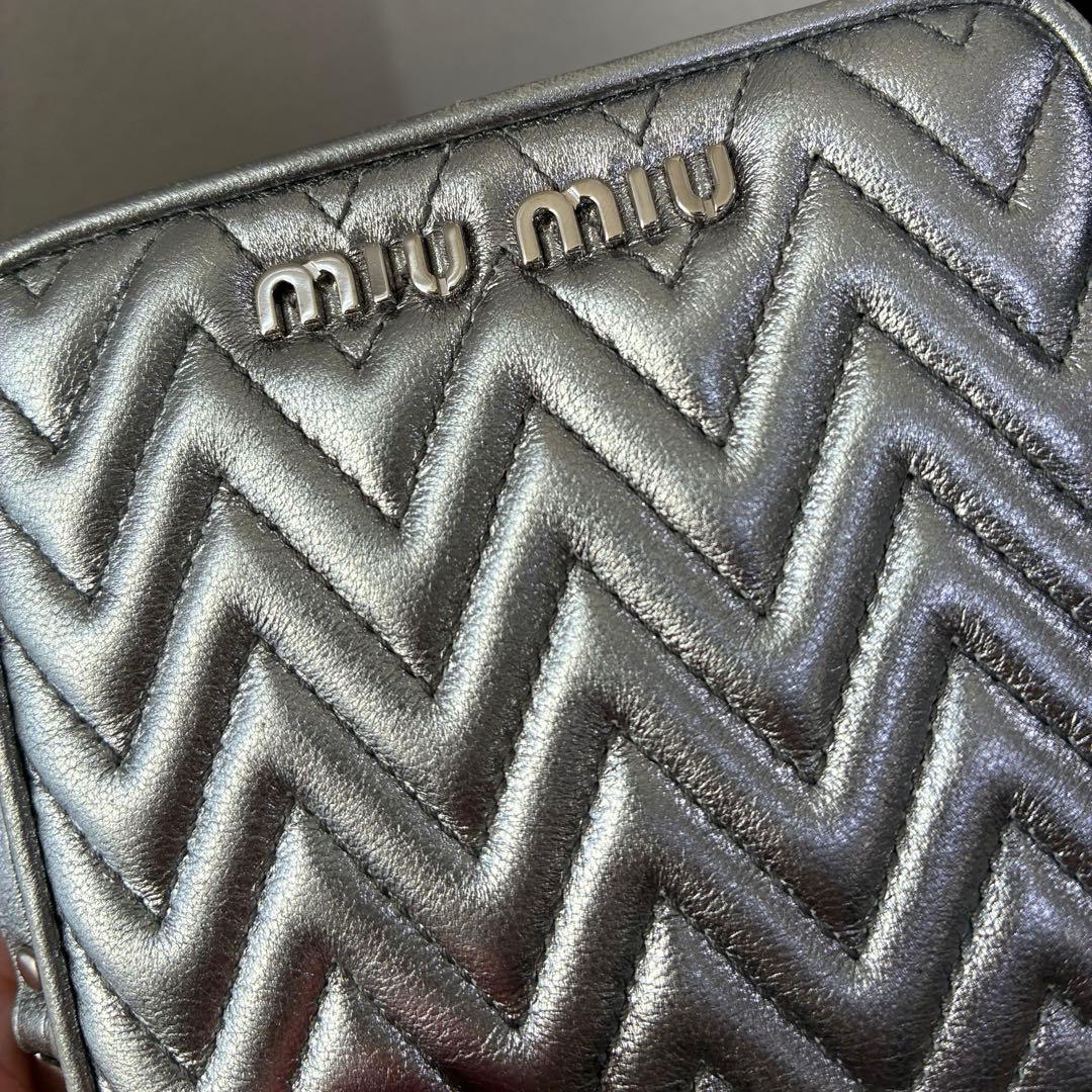 miu miu シルバー 二つ折り財布　5ML522 マテラッセ