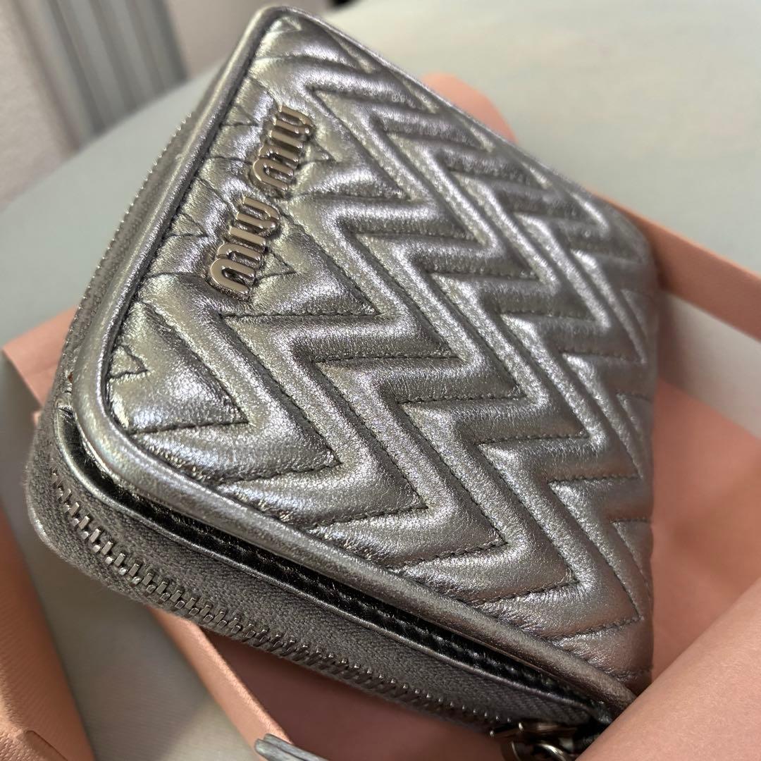 miu miu シルバー 二つ折り財布　5ML522 マテラッセ