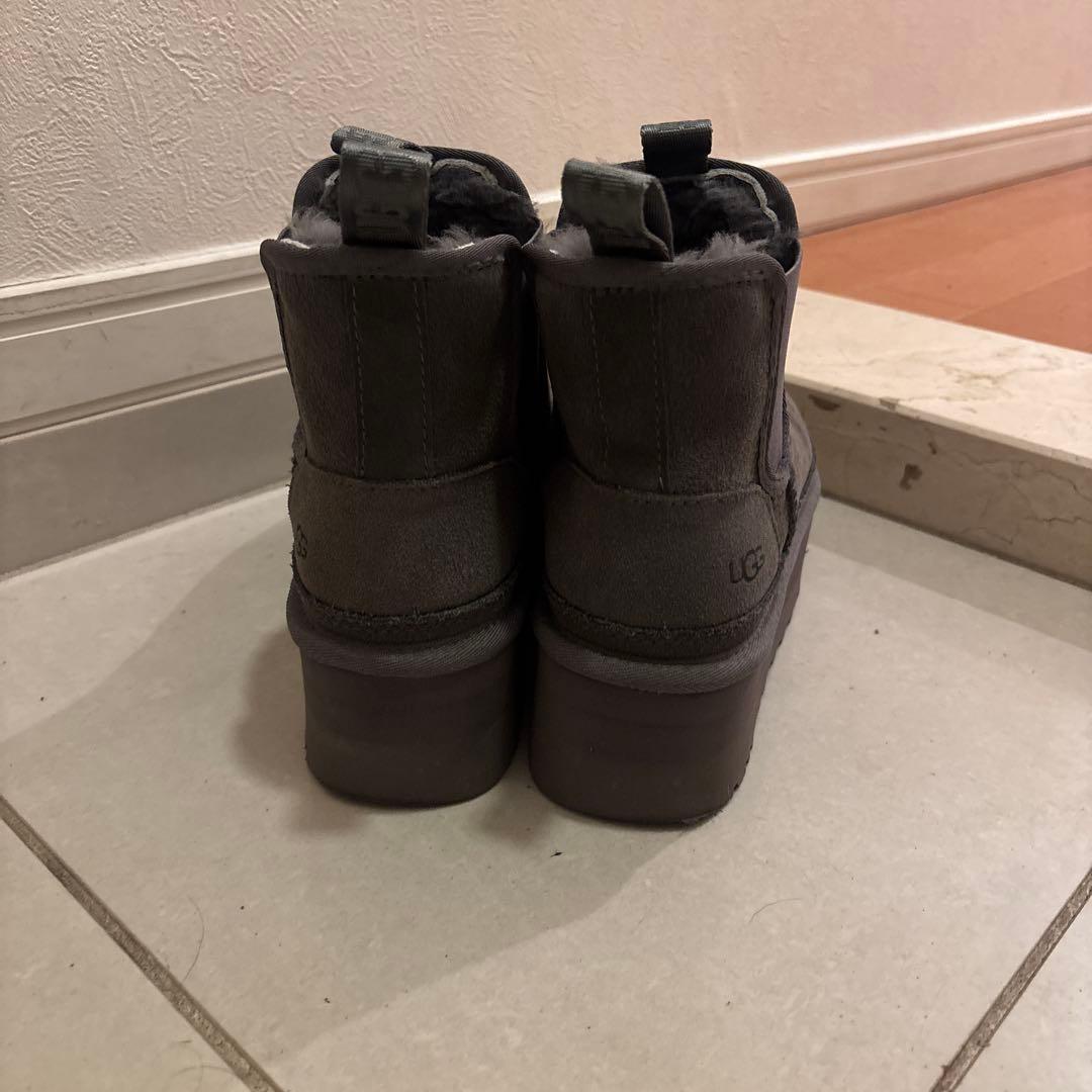 UGG ニューメル プラットフォーム チェルシー　ムートンブーツ　24cmグレー