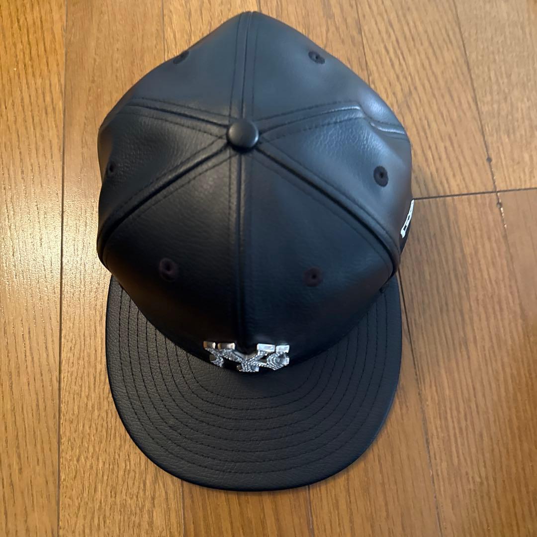 NEW ERAニューエラフェイクレザー ラインストーン NYロゴ キャップ