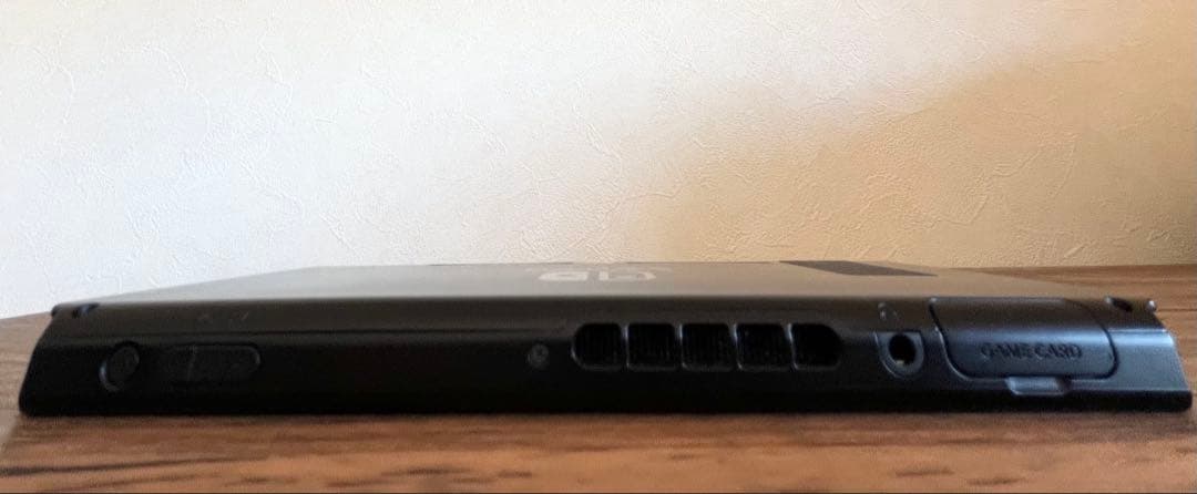 Nintendo Switch本体とメモリーカード(ジョイコン無し)
