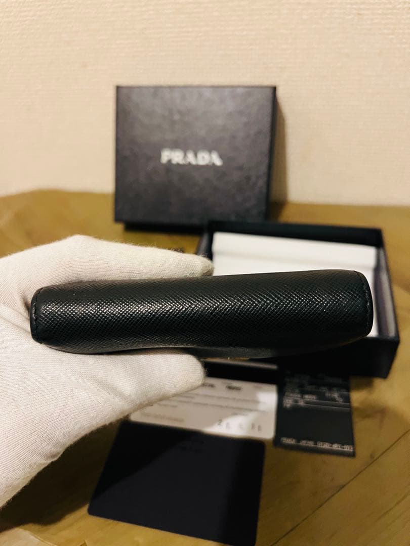 PRADA サフィアーノレザー 二つ折り財布 (ICチップ(RFID)搭載)