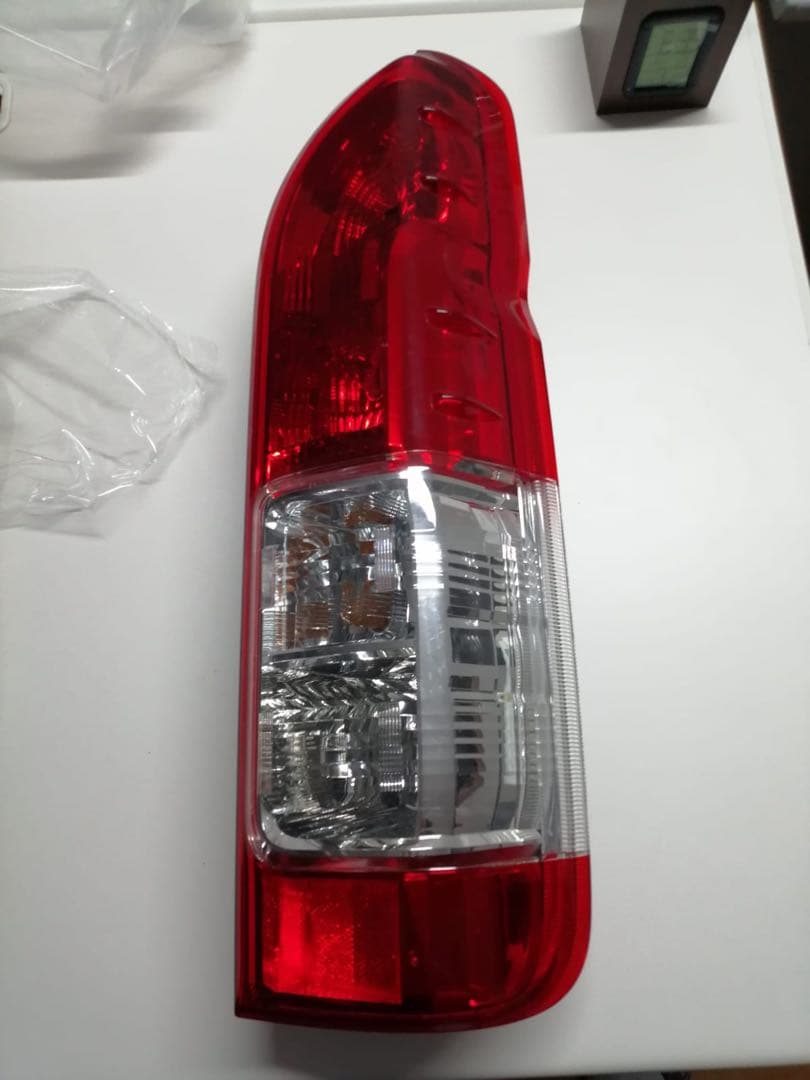 トヨタ 200系 ハイエース テールライト トヨタ 右テールランプ 12V 赤