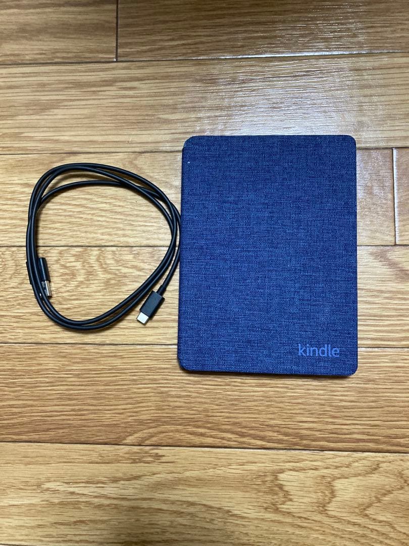 Kindle本体、USBケーブル、デニム調カバー