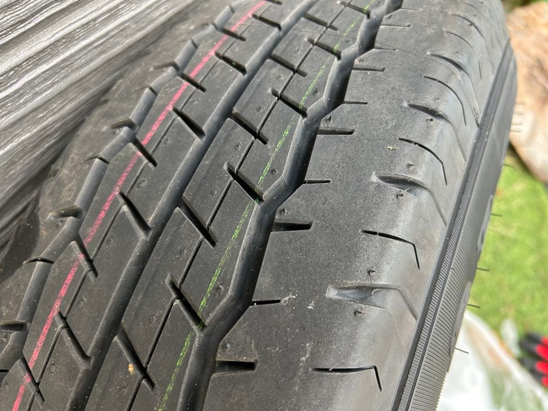 ハイエース　新車外し夏タイヤ195/80/15 DUNLOP 4本　ナット付き