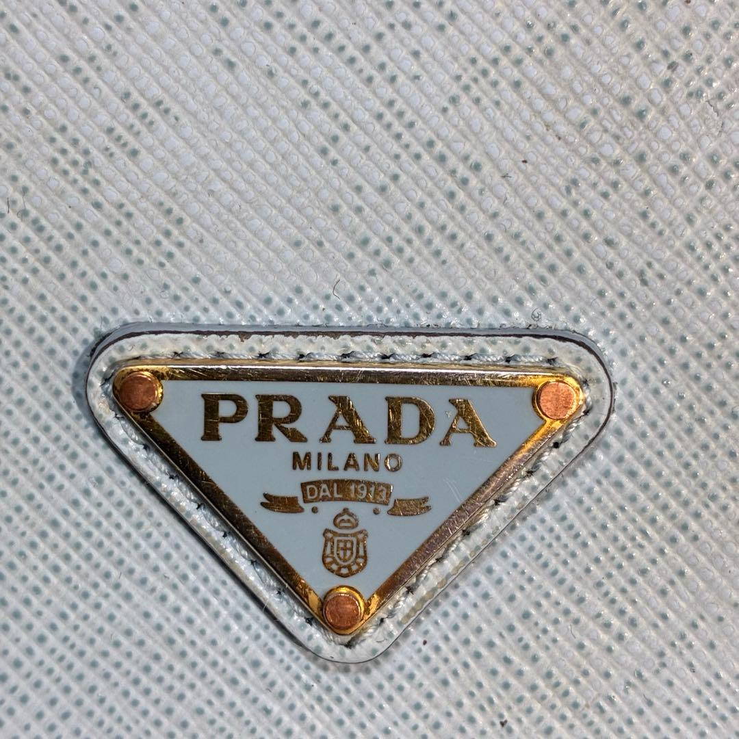 PRADA iPhone15Proケース ストラップ付き サフィアーノ 三角ロゴ