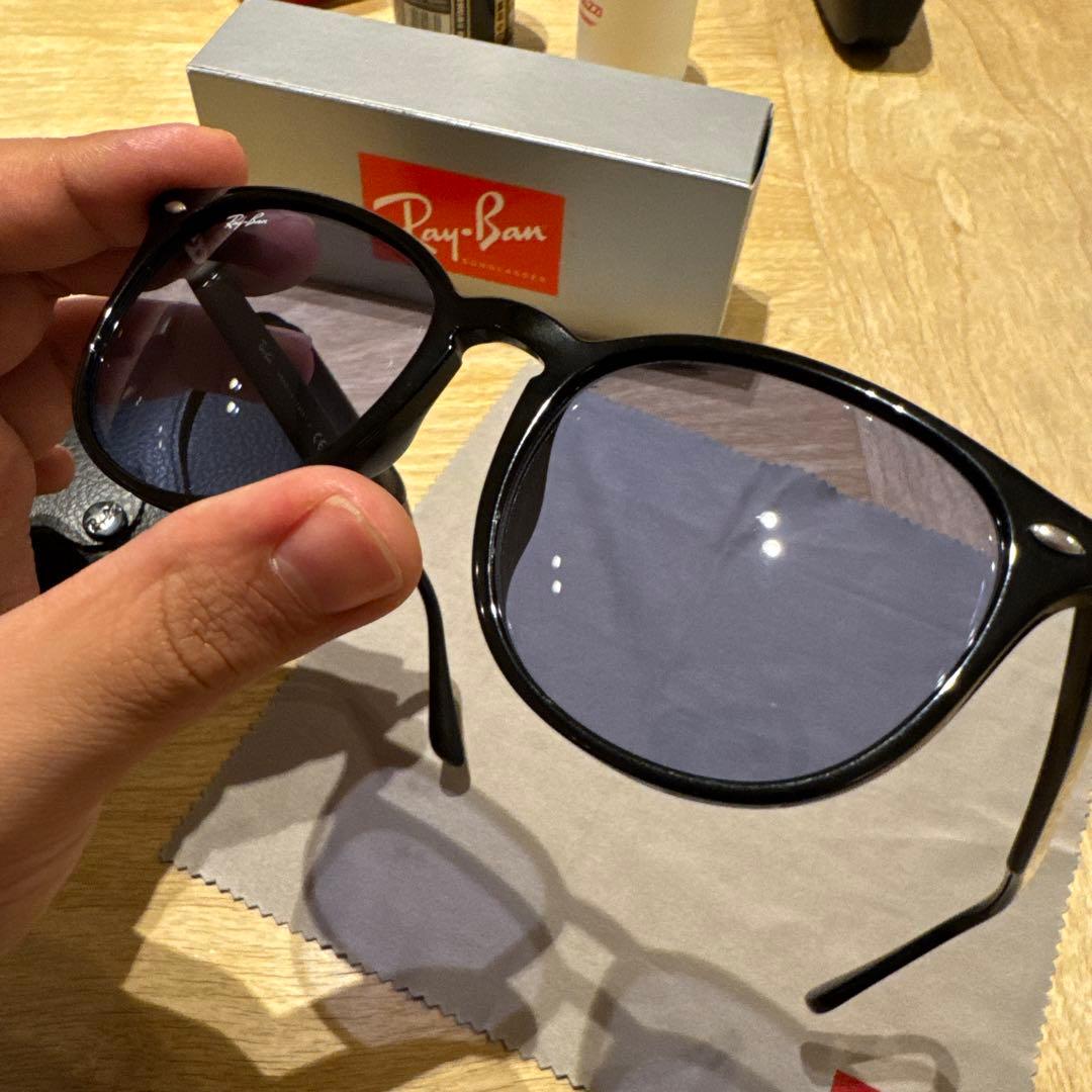 Ray-Ban ブラックサングラスイタリア製 RB4259