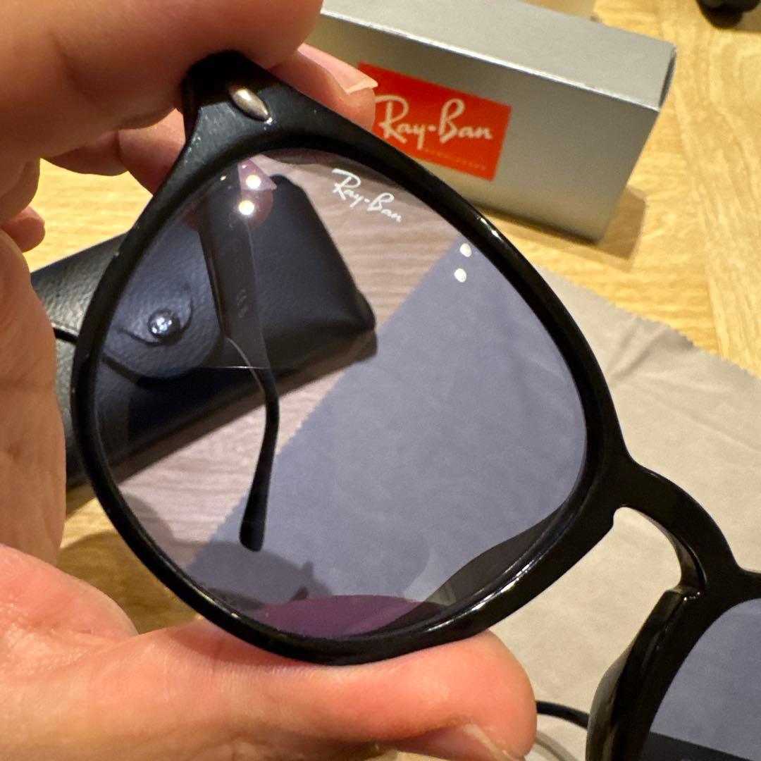 Ray-Ban ブラックサングラスイタリア製 RB4259