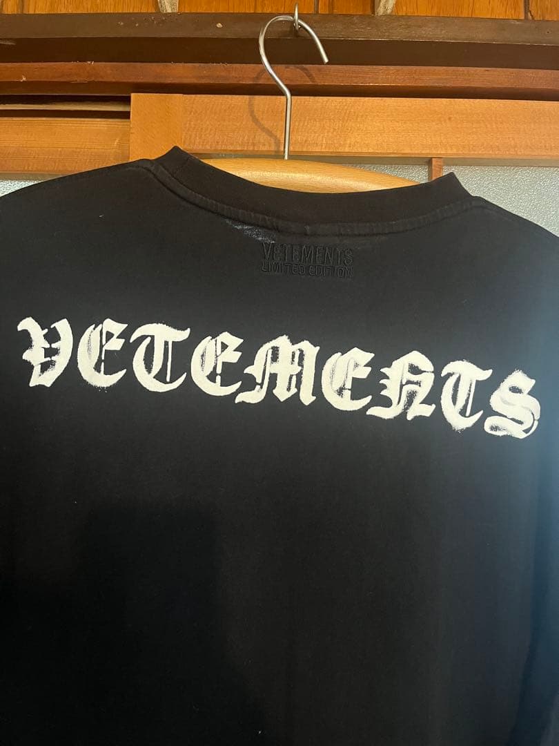 VETEMENTS anarchy Tシャツ