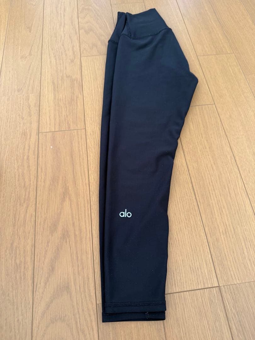 Alo Yoga ブラックブラトップとレギンスセット
