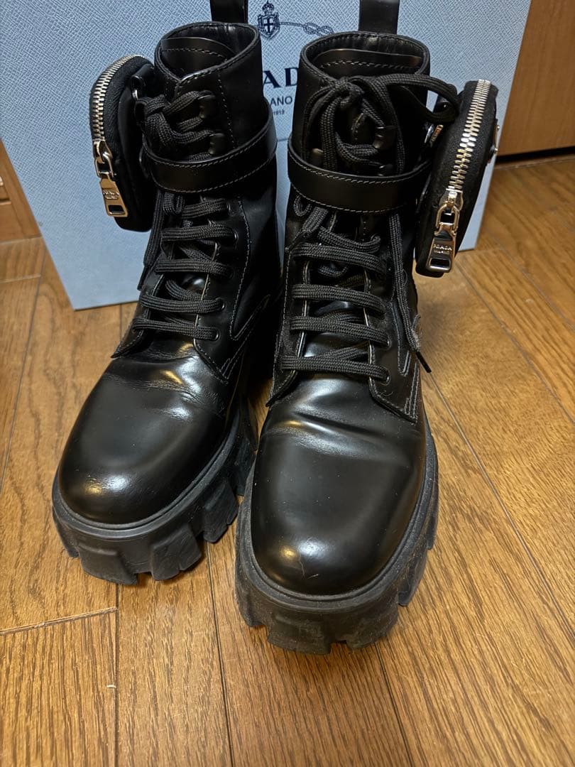 PRADA モノリス ポーチ付 レザーx Re-Nylon コンバットブーツ