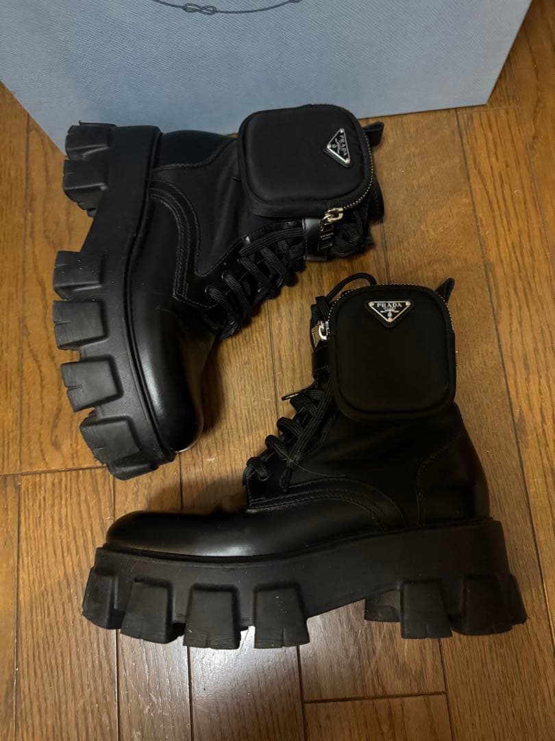 PRADA モノリス ポーチ付 レザーx Re-Nylon コンバットブーツ