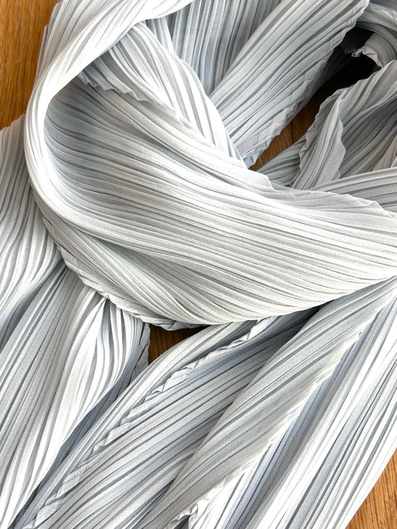 PLEATSPLEASE ISSEYMIYAKE ストール ライトグレー
