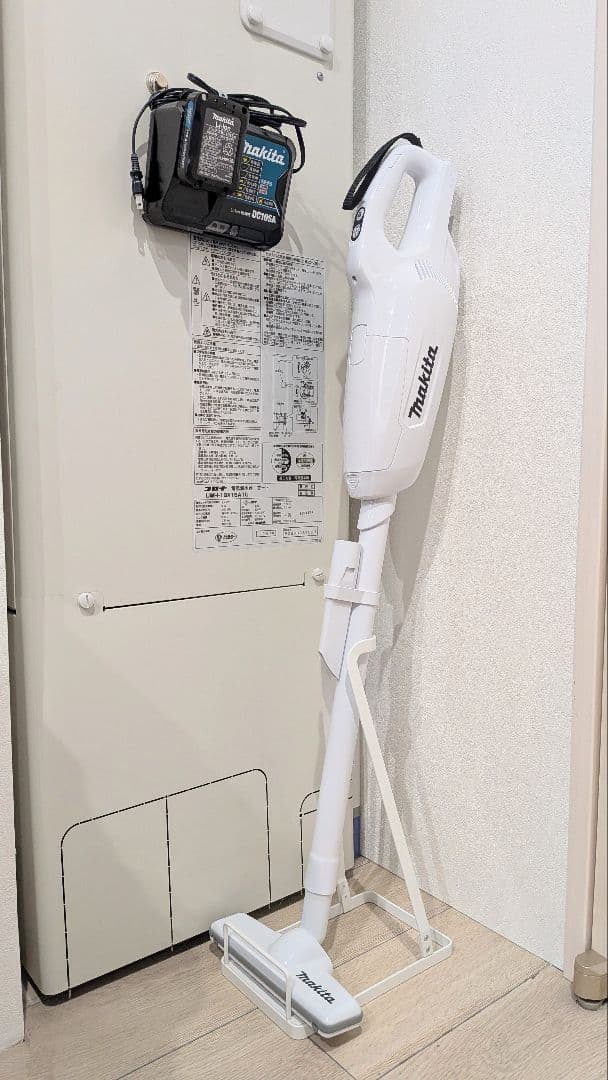 【美品】makita マキタ CL107FD 掃除機 バッテリー 充電器付き 白