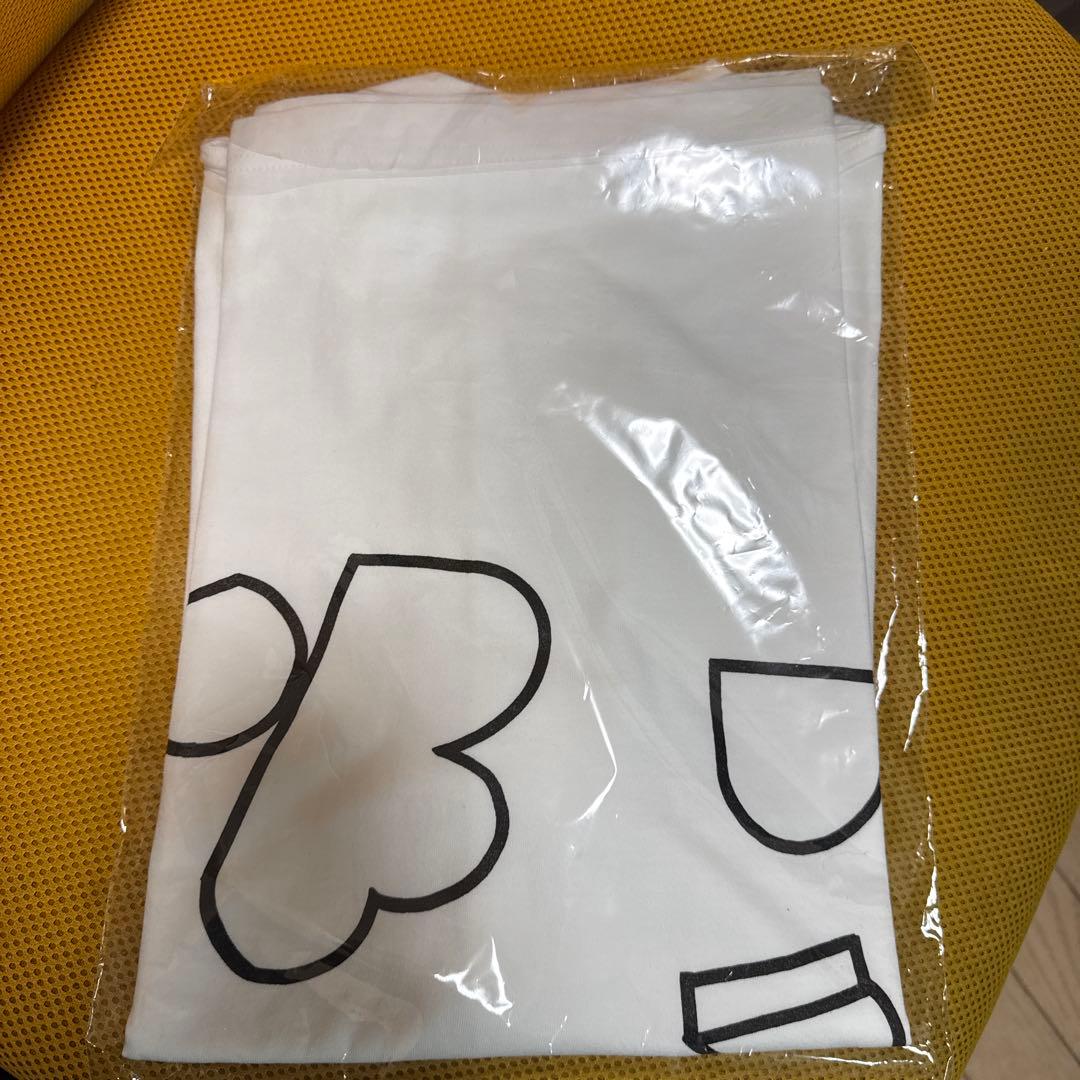 minä perhonen ロゴ入りホワイトTシャツ