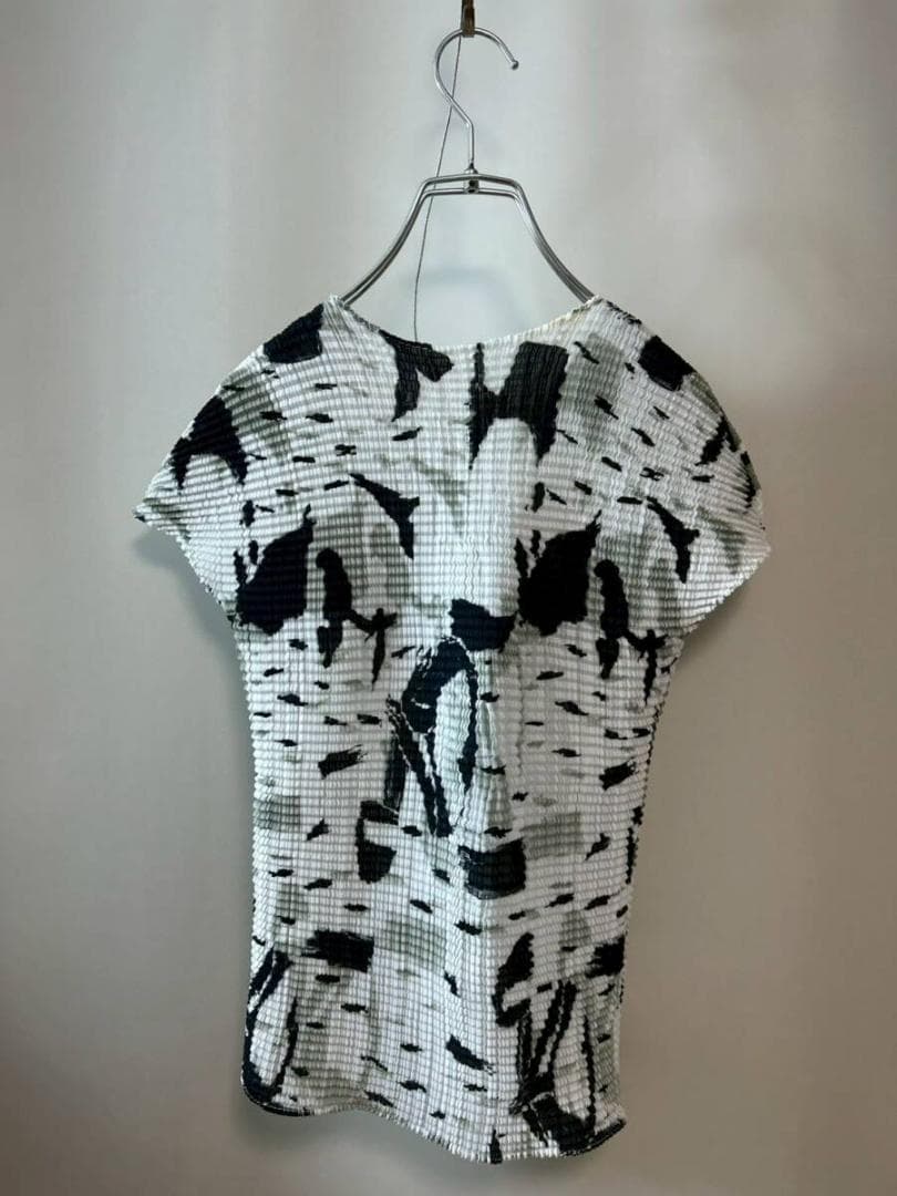 ISSEY MIYAKE 半袖トップス ホワイト・ブラック