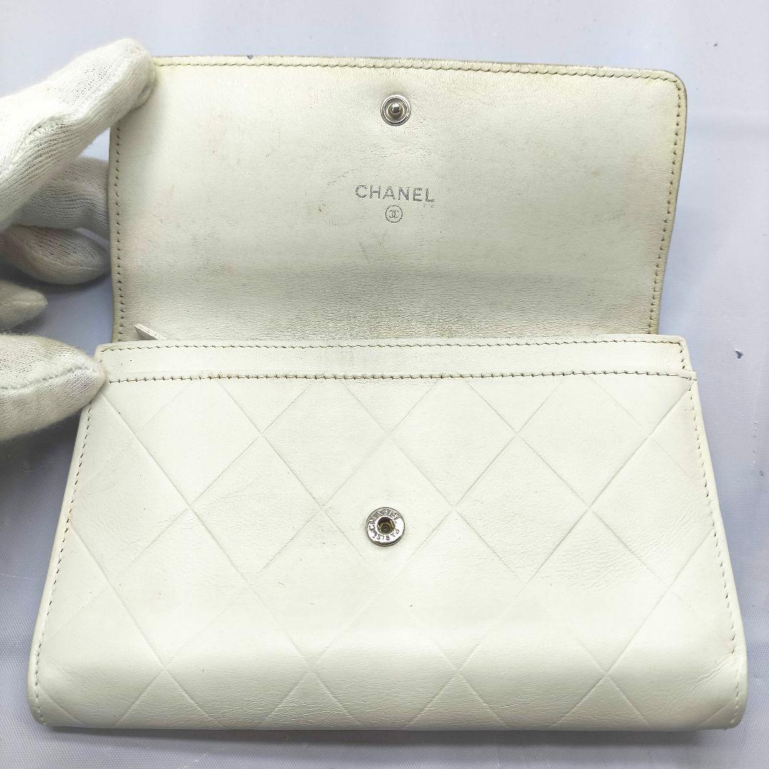 美品 シャネル 二つ折り 財布 カーフレザー ホワイト CHANEL