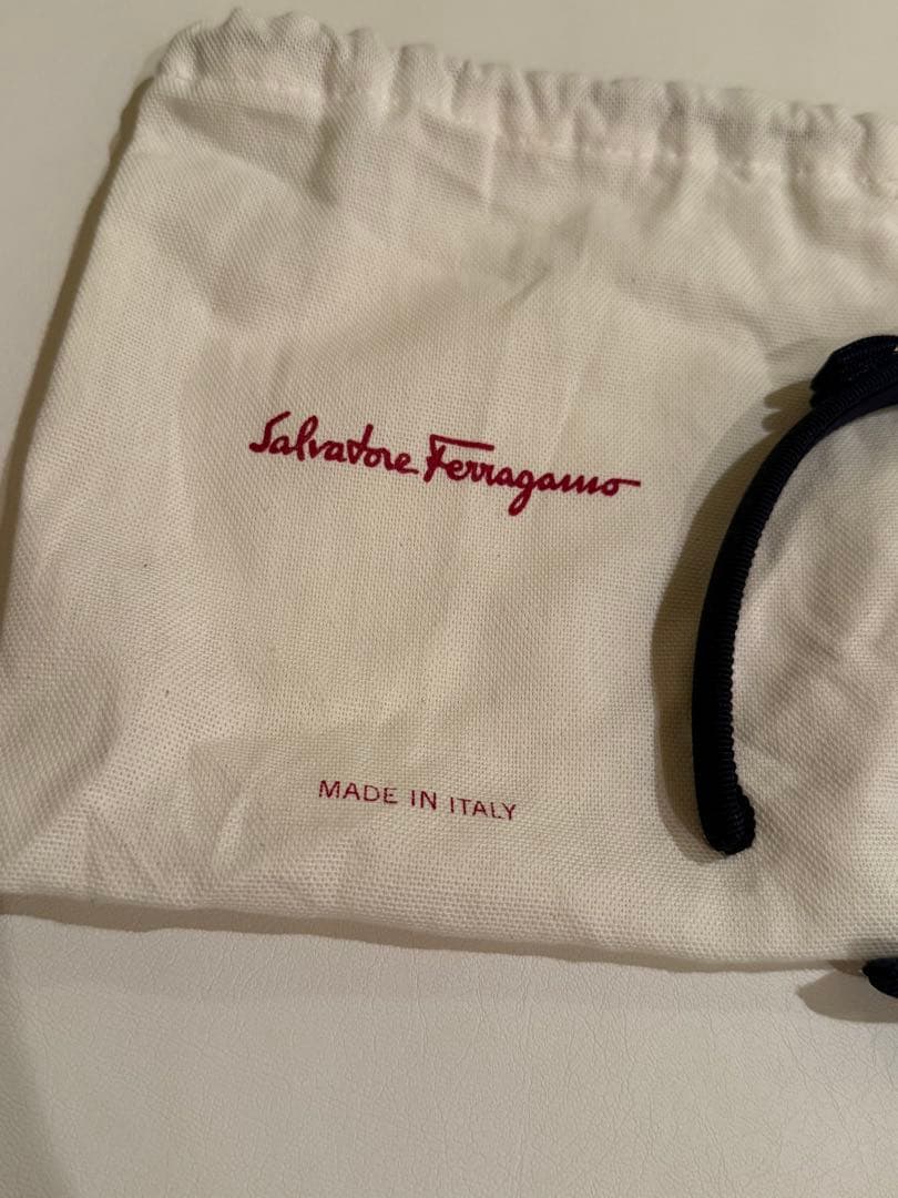 り*け様 【未使用に近い】Ferragamo フェラガモ　カチューシャ　ネイビー