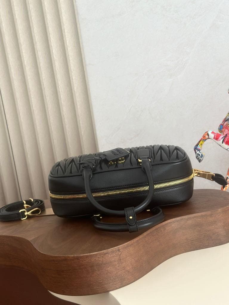 miu miu ブラック プリーツ クラッチバッグ