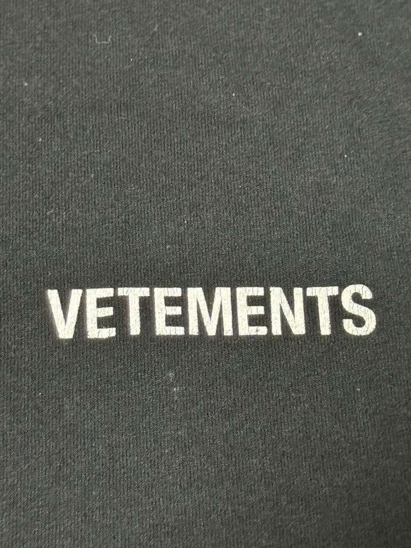 VETEMENTS ブラック Tシャツ AUTUMNE-HIVER 2021