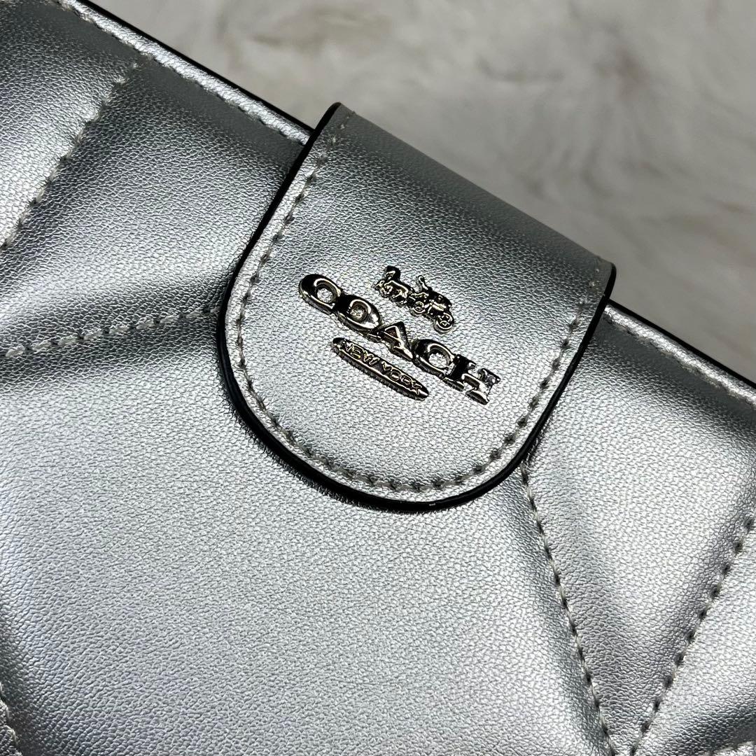 【新品】COACH シルバー キルティング 二つ折り
