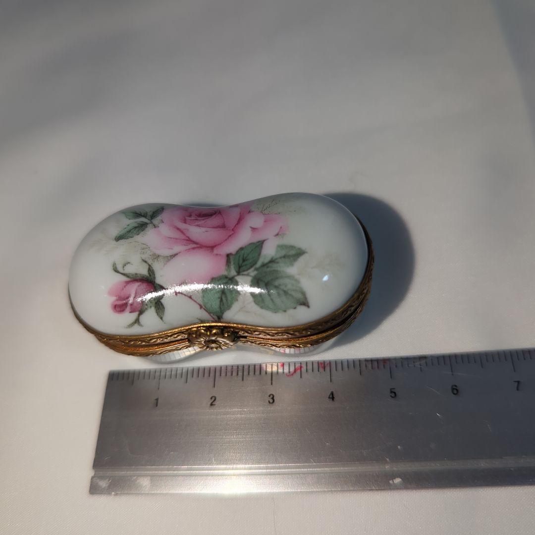 ア*マ様 リモージュ金彩 バラの花柄 陶器製ビーン型小物入れ