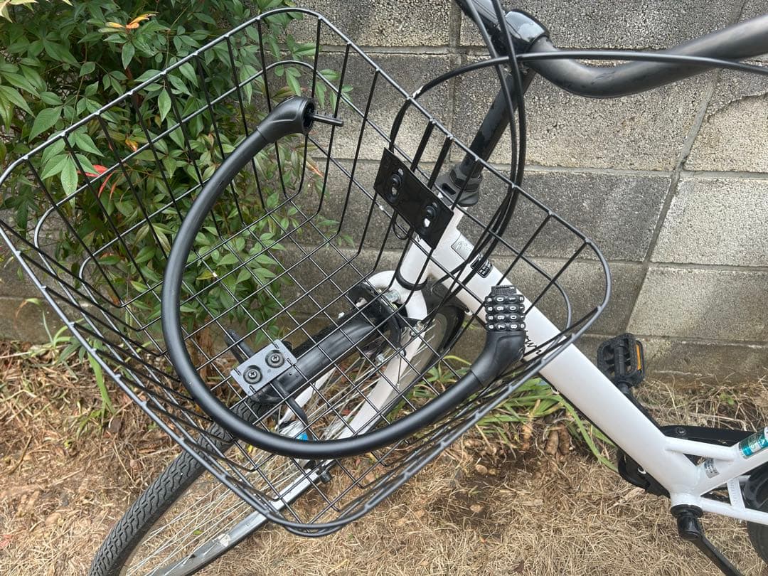 27インチ自転車　白前カゴつき　ワイヤーロック　電動空気入れ付き
