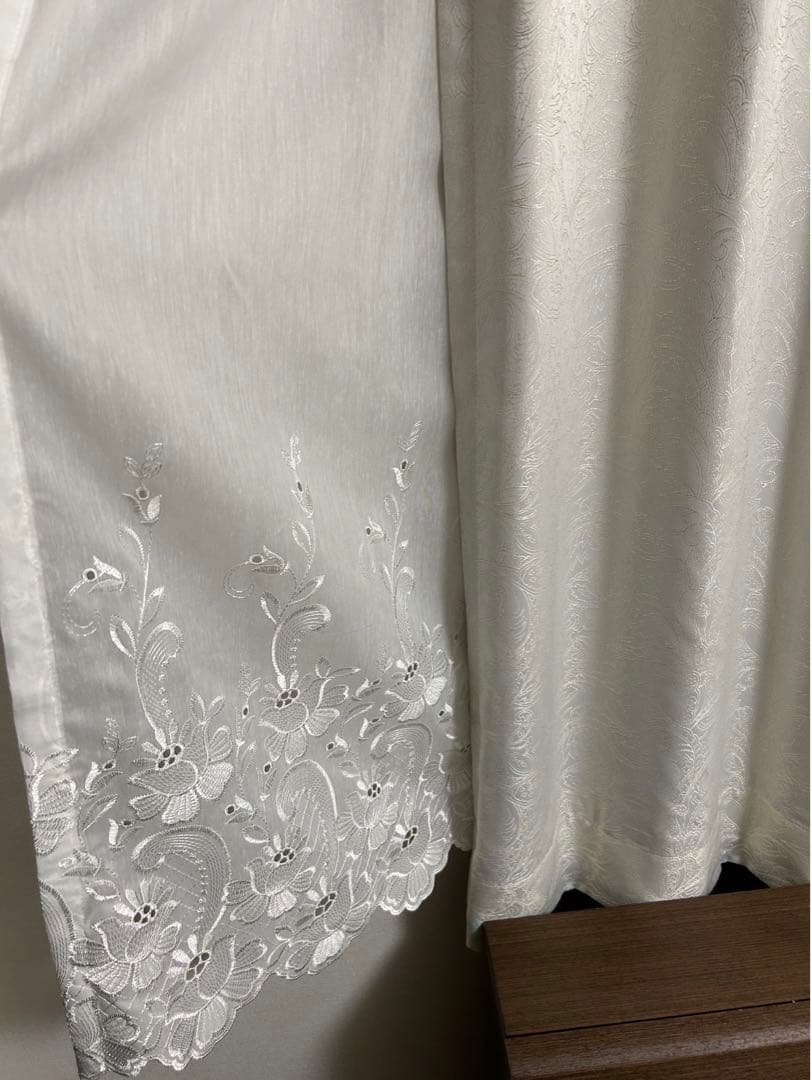 ホワイト系　刺繍入りレースカーテン2枚組