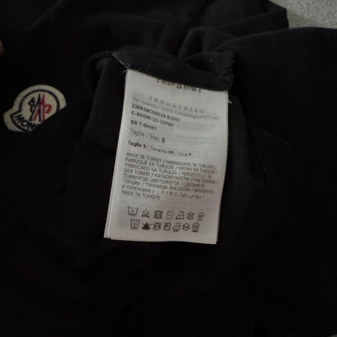 MONCLER 黒 Tシャツ ロゴ入り