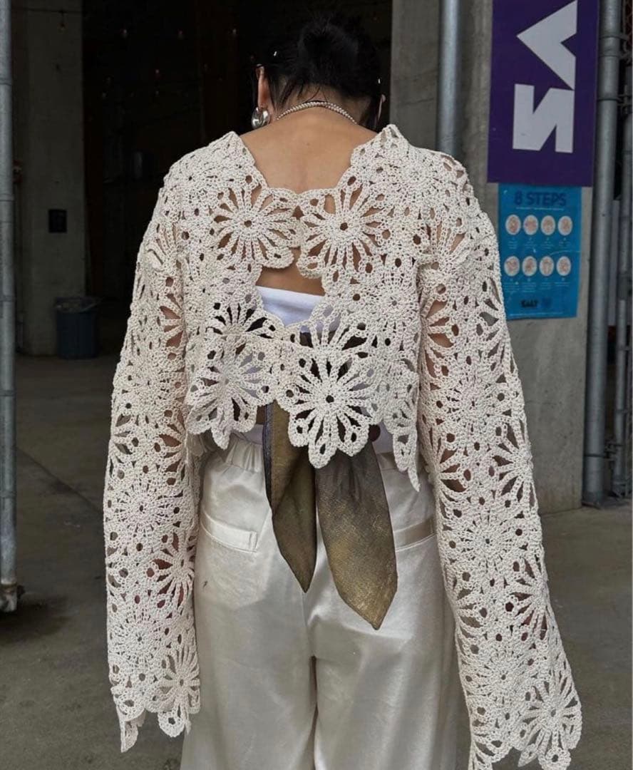 AMERI　MEDI FLOWER SAINT LACE TOP