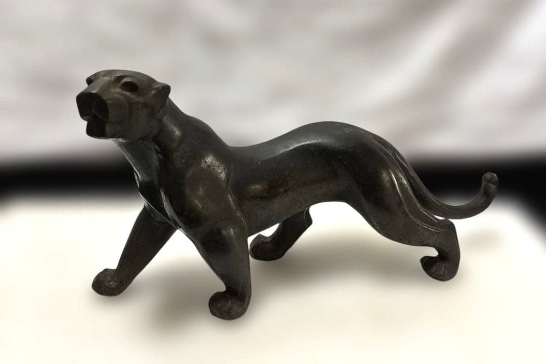 金属製　黒豹の彫刻