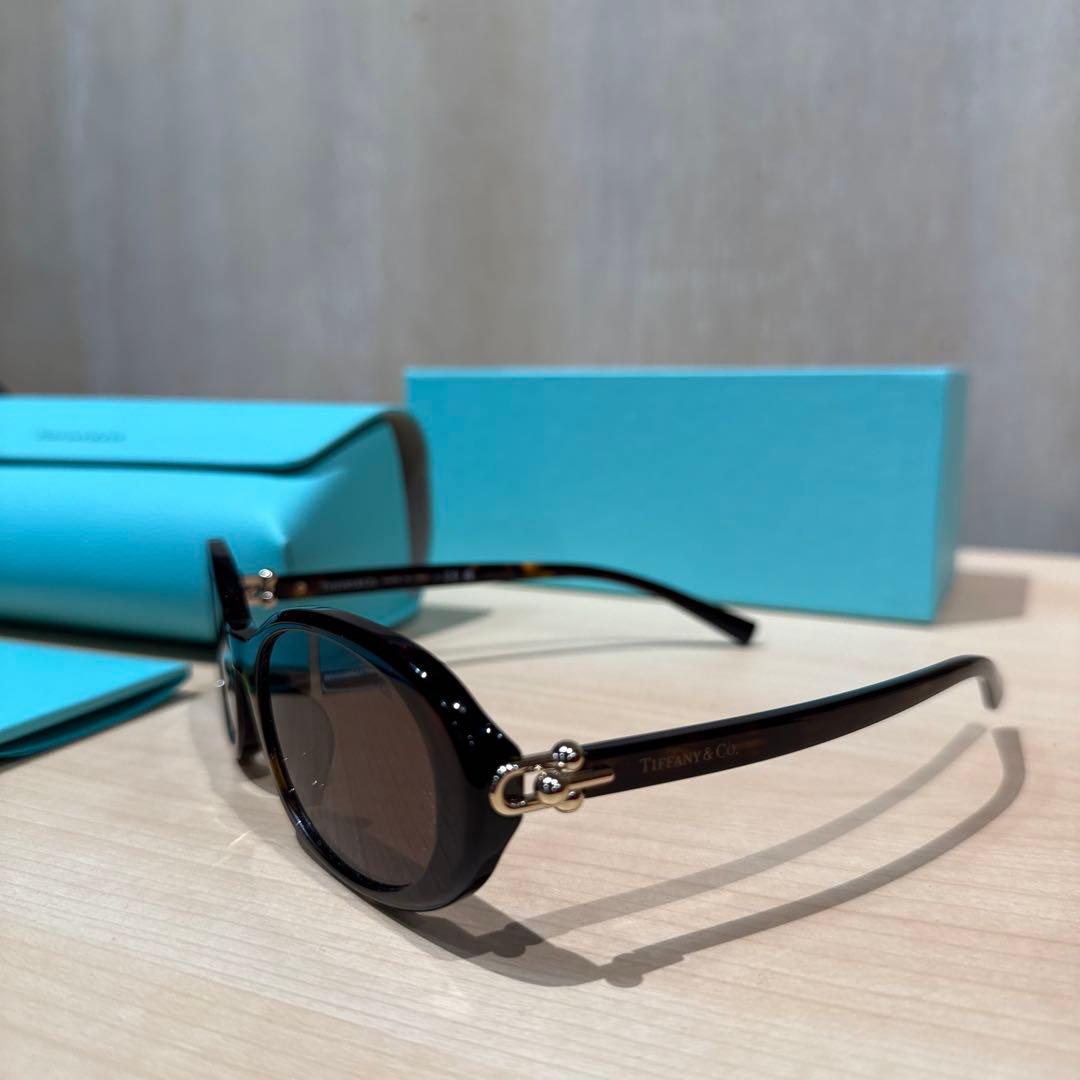 日本完売！　Tiffany & Co. オーバル型サングラス