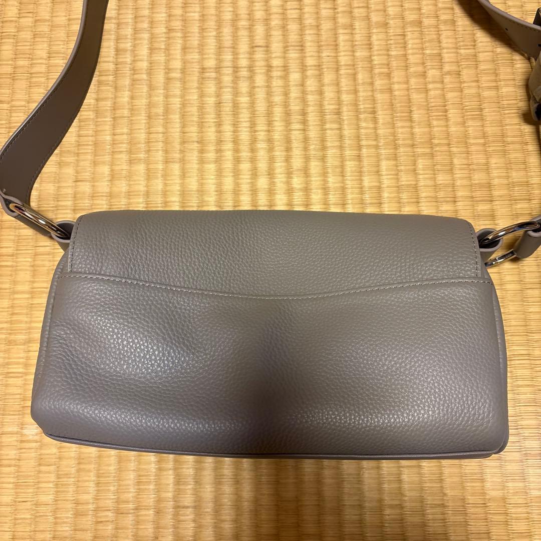 BEARDSLEY ベージュ　ショルダーバッグ 合成皮革