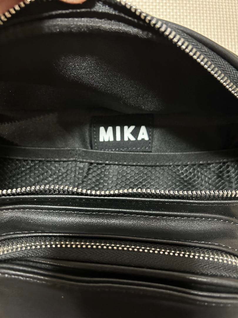 MIKA STUDIO スリングバッグ ブラック