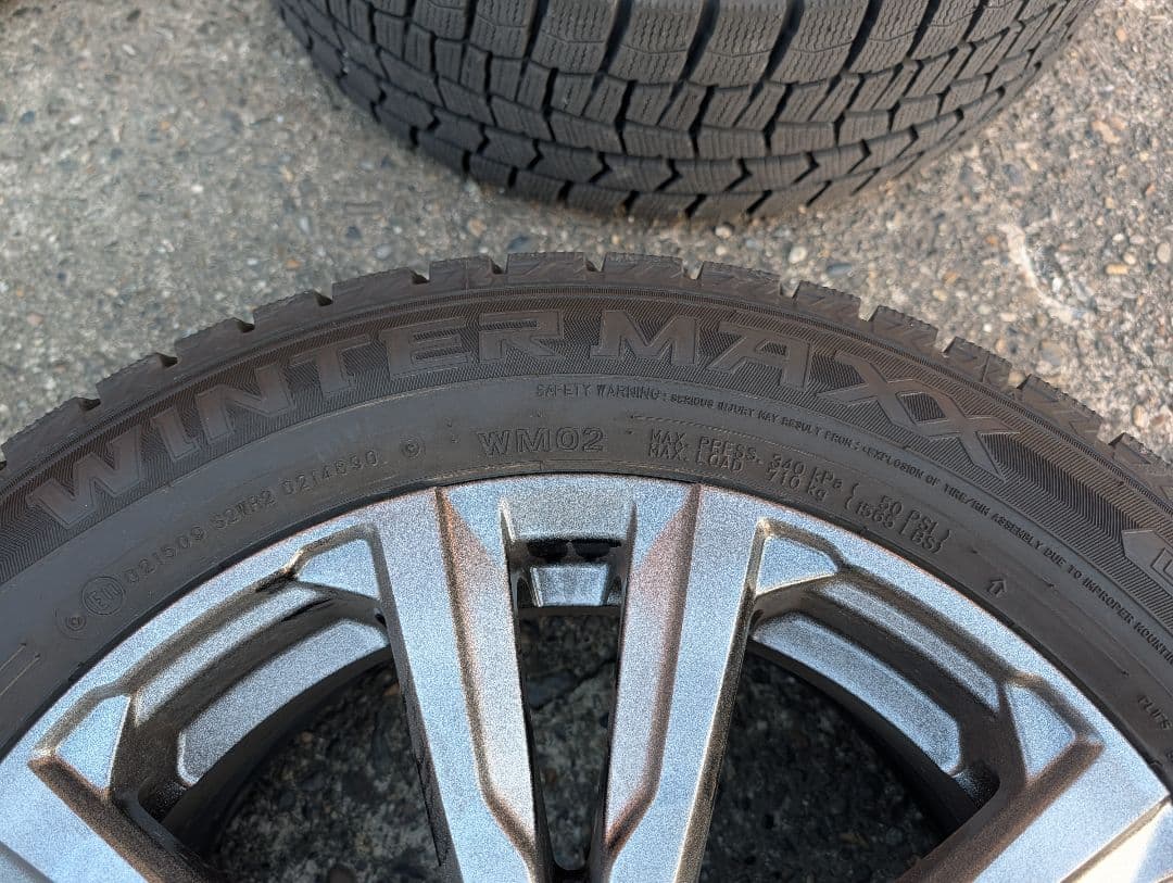 ​【走行1000km未満】ダンロップ スタッドレス 205/60R16　ナット有