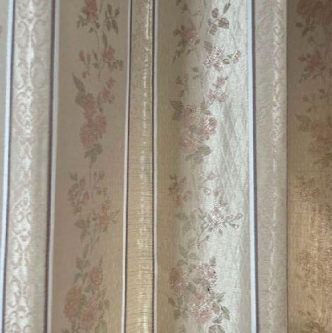 【専用】ユニベール　日本製　上品なお花柄の光沢カーテン　2枚組　遮光形状記憶