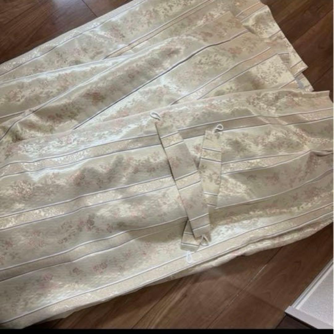 【専用】ユニベール　日本製　上品なお花柄の光沢カーテン　2枚組　遮光形状記憶