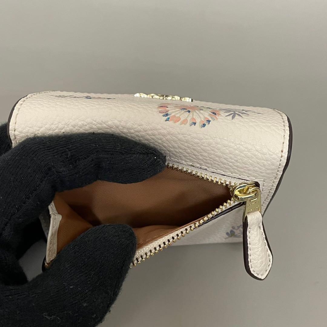 未使用級✨️コーチ 二つ折り財布 フラップ 花柄 フラワー ラメ レザー 白系