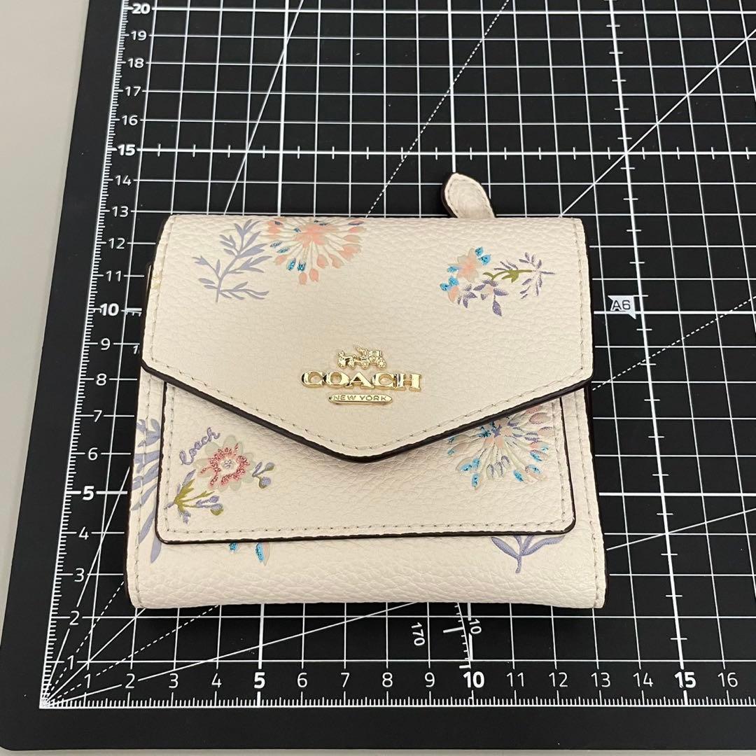 未使用級✨️コーチ 二つ折り財布 フラップ 花柄 フラワー ラメ レザー 白系