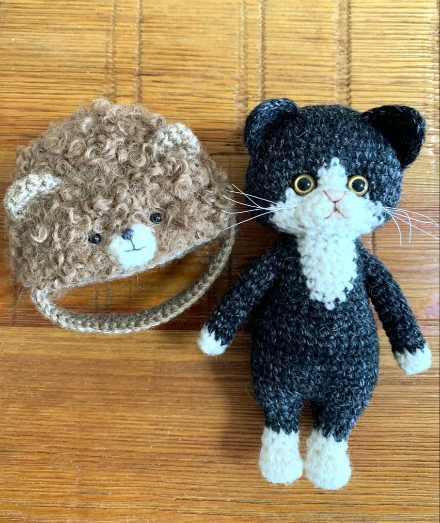 はちわれネコちゃんとモコモコくまさん帽子