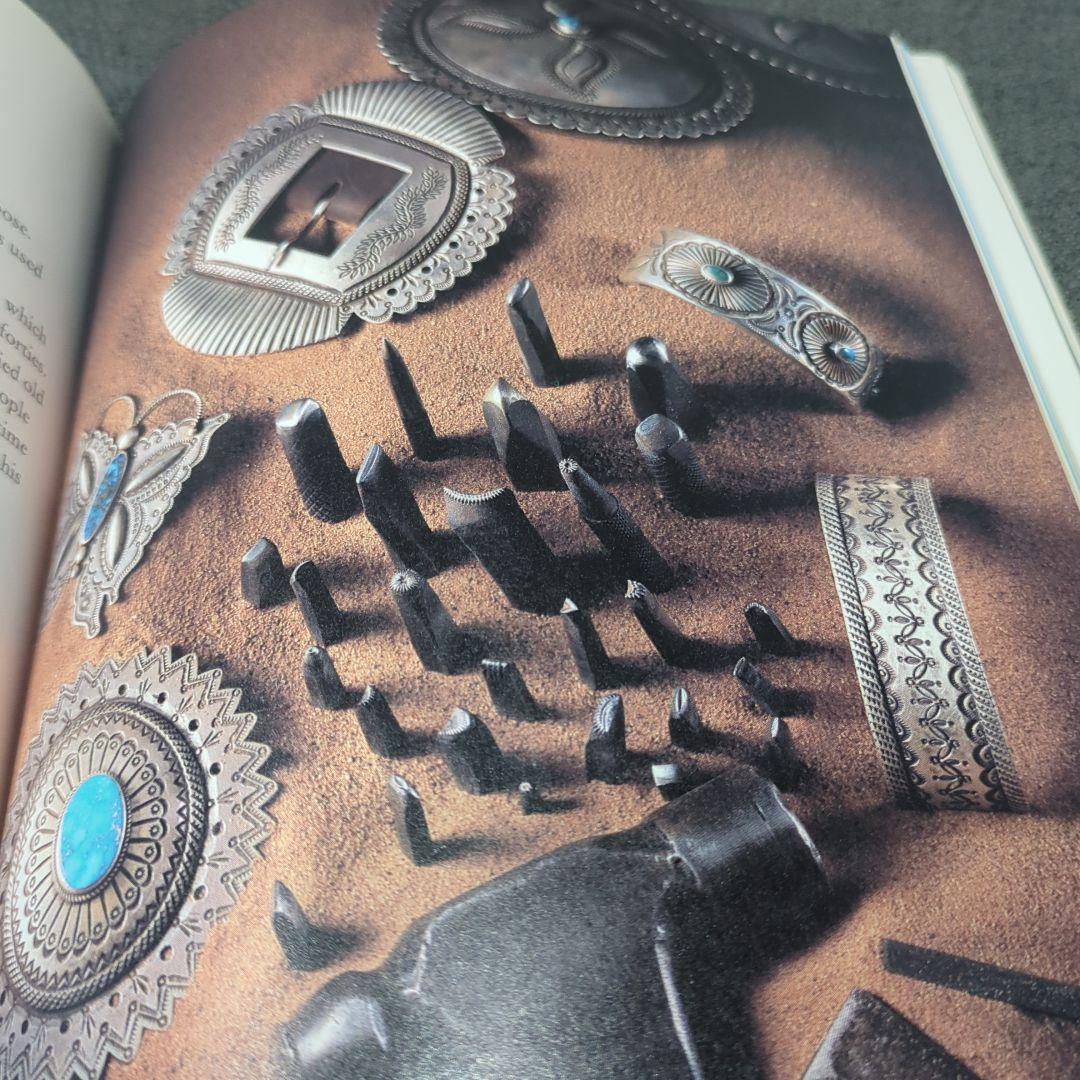 洋書 Navajo Jewelry: A Legacy of Silver