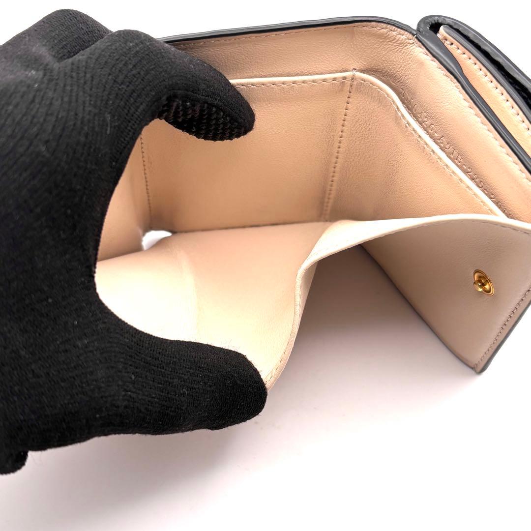 美品 フェンディ 3つ折り財布 ピーカブー シボ革 ブラック 金具 コンパクト