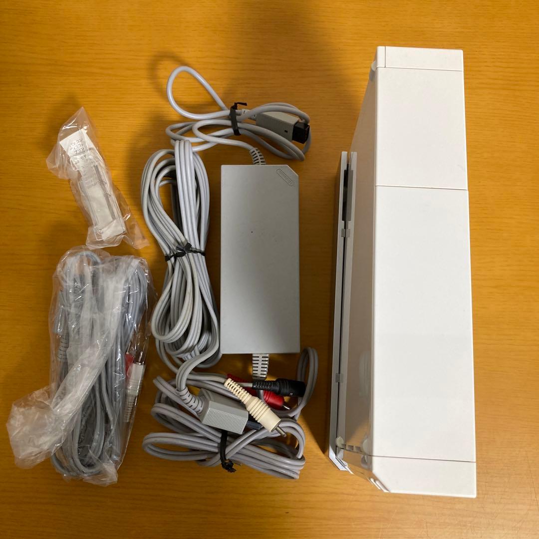 任天堂Wii 本体　付属品一式　リモコン×2 ヌンチャク×2 ソフト4点