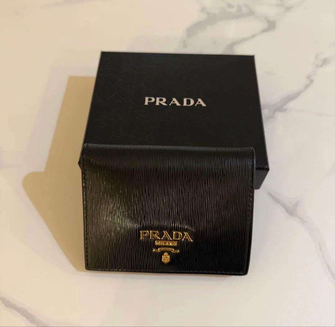 PRADA 財布　ブラック　黒　2つ折り財布