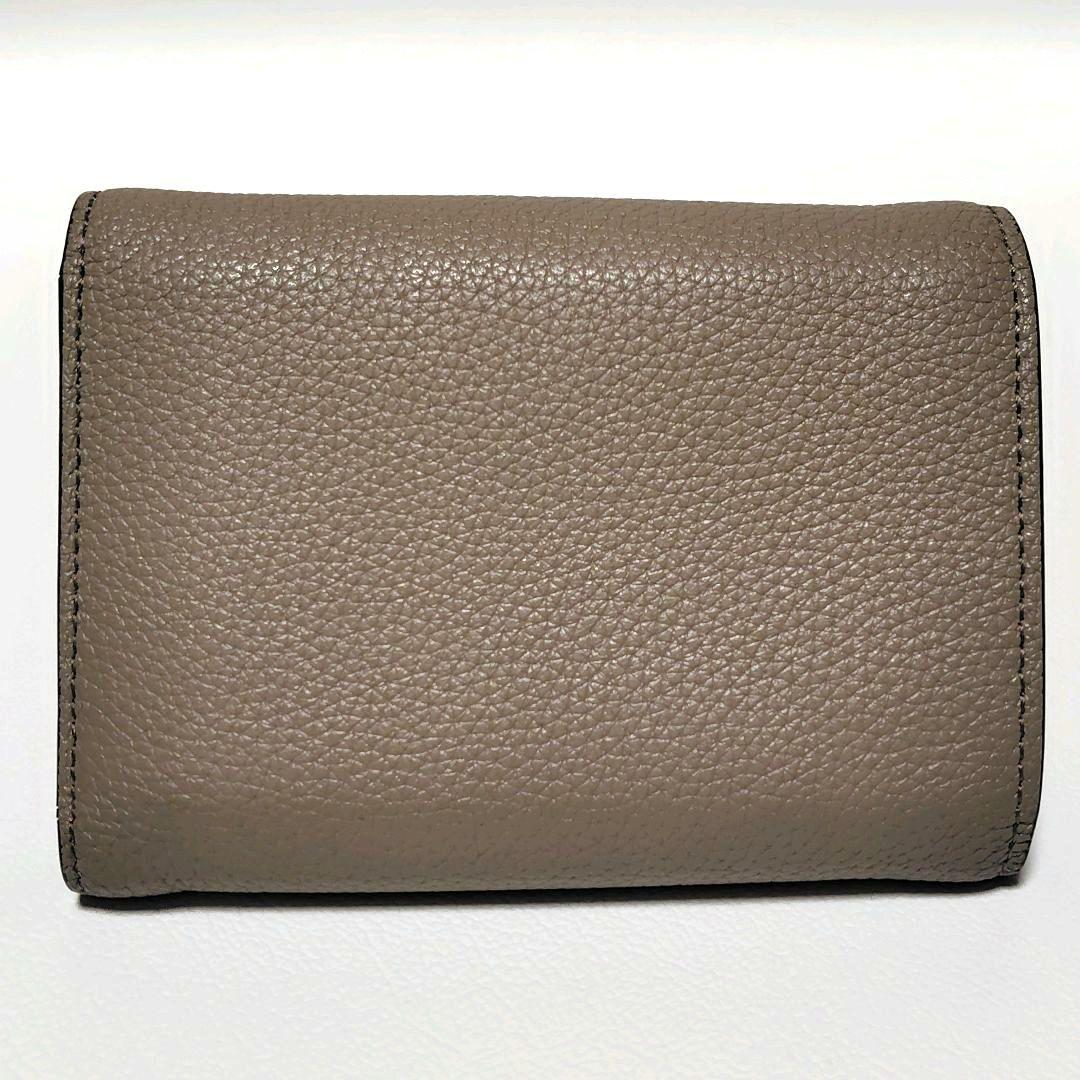 美品✨　トリーバーチ　折り財布　グレージュ　シボ革　金具ロゴ　シンプル