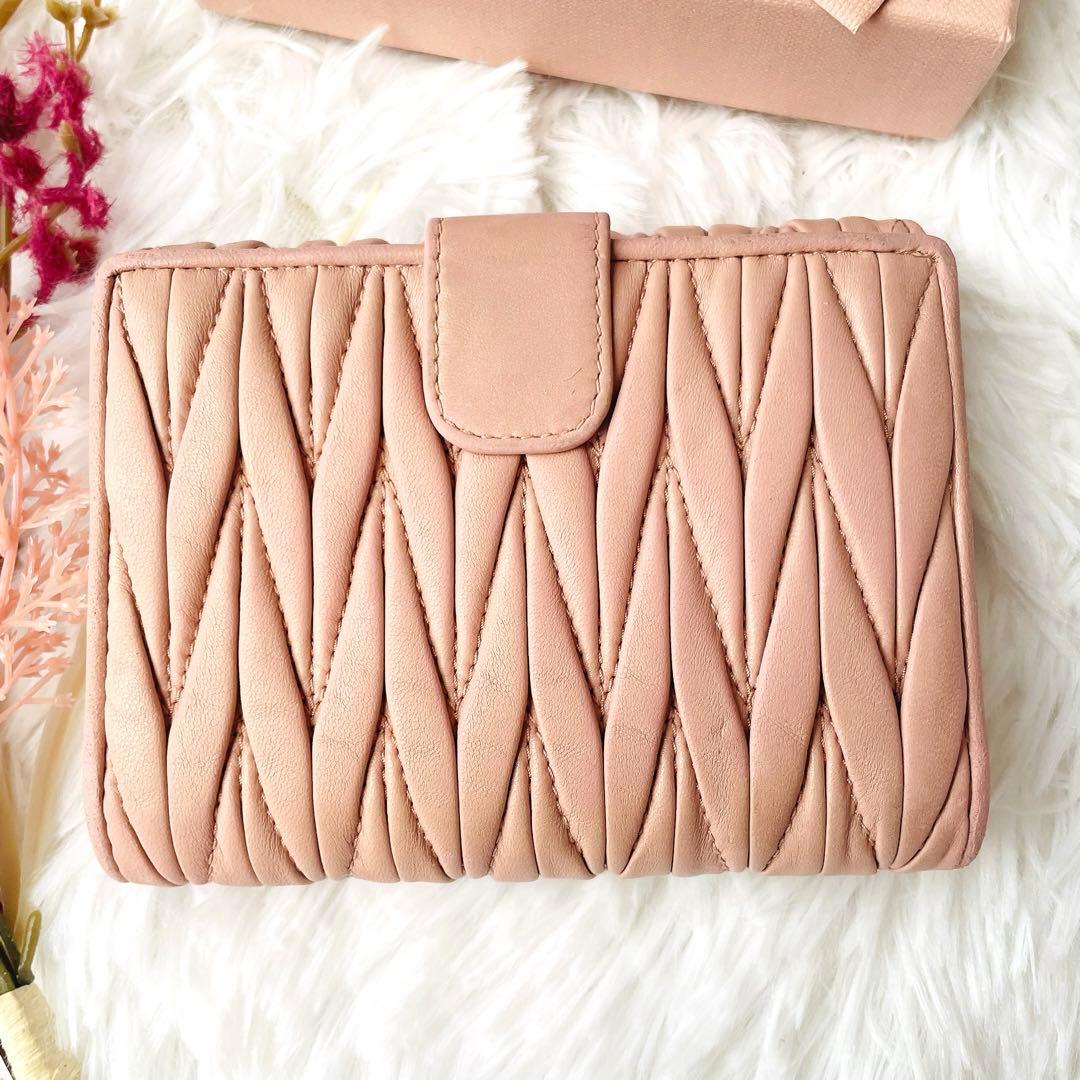 大人気⭐︎MIUMIU マテラッセ ピンク ゴールドロゴ 二つ折り ウォレット