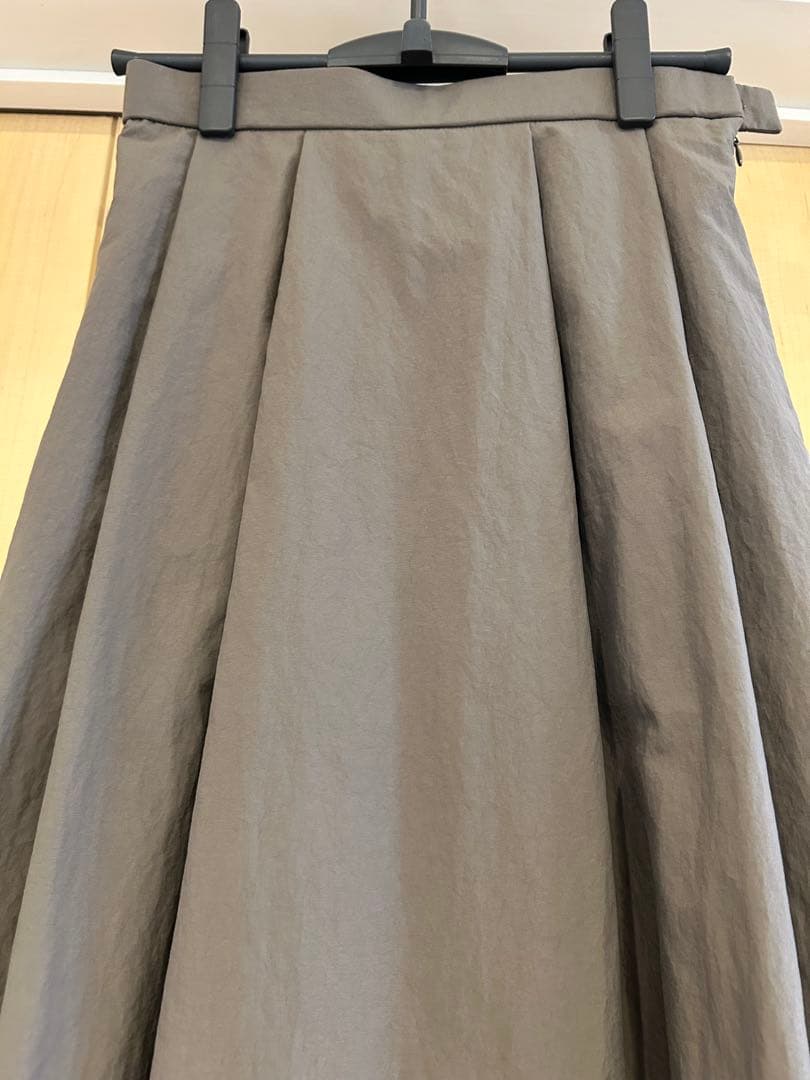【さと】新品未使用23区　マットナイロンタフタ フレアスカート36