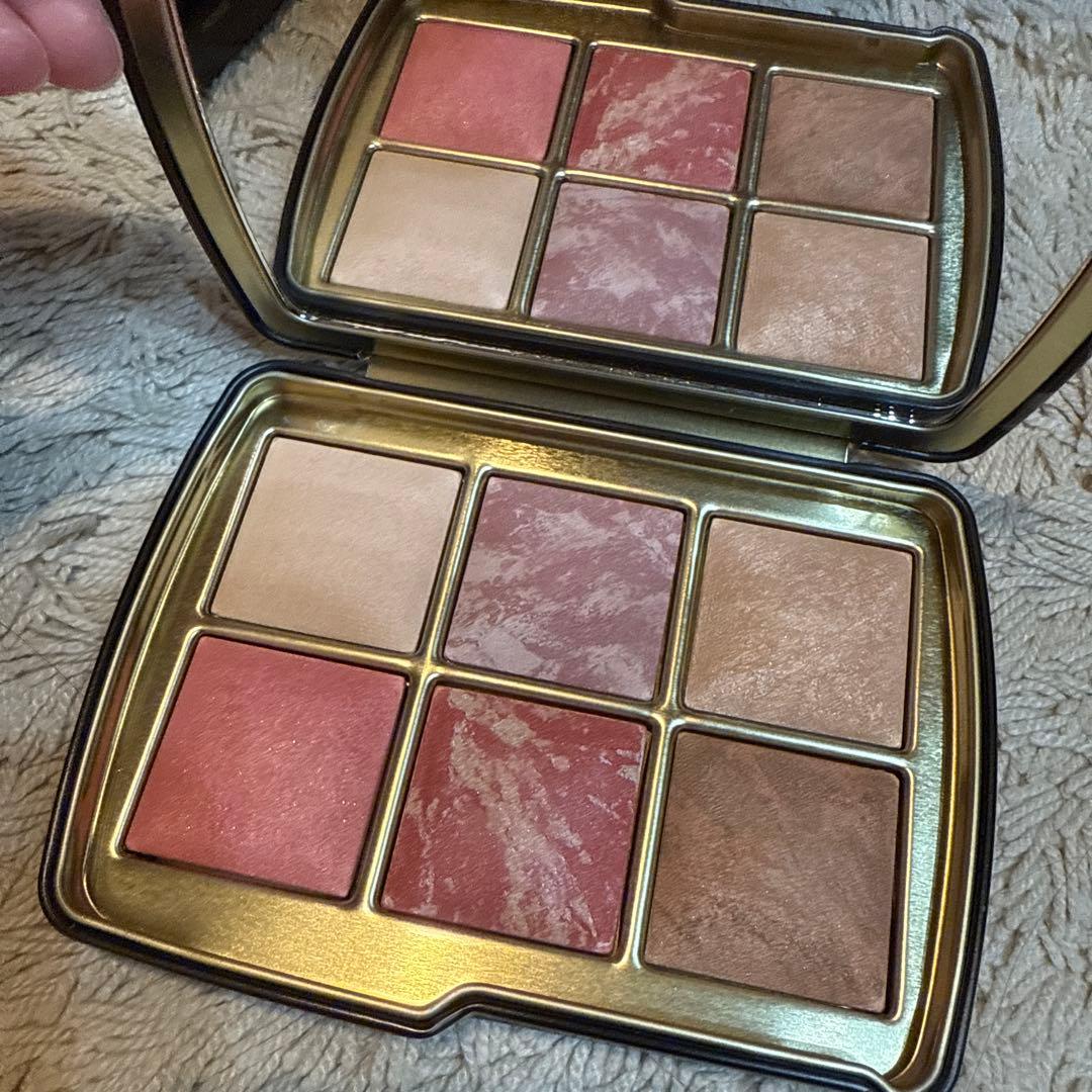チーク Hourglass Ambient Lighting Blush horse